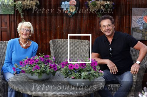 Schagen 11 mei 2020
Gerard Joling bezoekt zijn moeder in haar huis voor moederdag.
