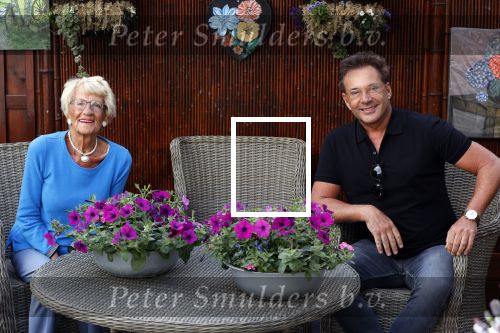 Schagen 11 mei 2020
Gerard Joling bezoekt zijn moeder in haar huis voor moederdag.