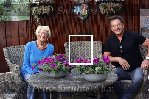 Schagen 11 mei 2020
Gerard Joling bezoekt zijn moeder in haar huis voor moederdag.