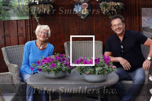Schagen 11 mei 2020
Gerard Joling bezoekt zijn moeder in haar huis voor moederdag.