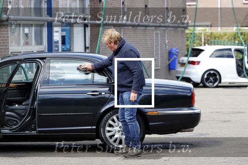 Castricum 11 mei 2020
Henny Huisman is zijn auto ( jaguar) aan het poetsen.