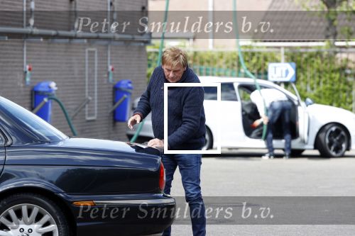 Castricum 11 mei 2020
Henny Huisman is zijn auto ( jaguar) aan het poetsen.
