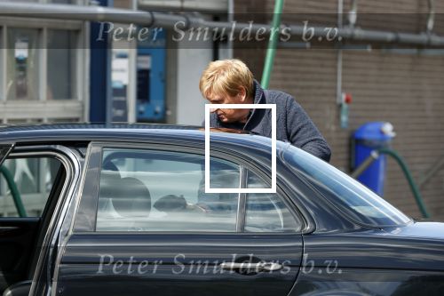 Castricum 11 mei 2020
Henny Huisman is zijn auto ( jaguar) aan het poetsen.