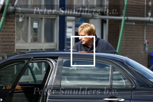 Castricum 11 mei 2020
Henny Huisman is zijn auto ( jaguar) aan het poetsen.
