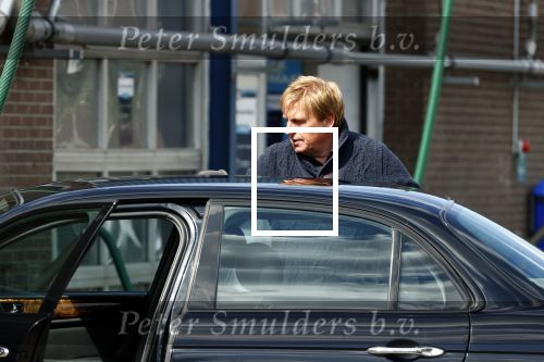 Castricum 11 mei 2020
Henny Huisman is zijn auto ( jaguar) aan het poetsen.