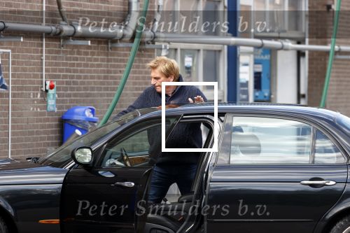 Castricum 11 mei 2020
Henny Huisman is zijn auto ( jaguar) aan het poetsen.