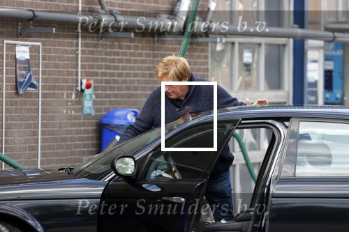 Castricum 11 mei 2020
Henny Huisman is zijn auto ( jaguar) aan het poetsen.
