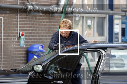 Castricum 11 mei 2020
Henny Huisman is zijn auto ( jaguar) aan het poetsen.