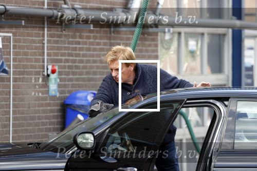 Castricum 11 mei 2020
Henny Huisman is zijn auto ( jaguar) aan het poetsen.