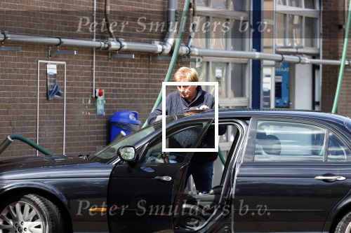 Castricum 11 mei 2020
Henny Huisman is zijn auto ( jaguar) aan het poetsen.