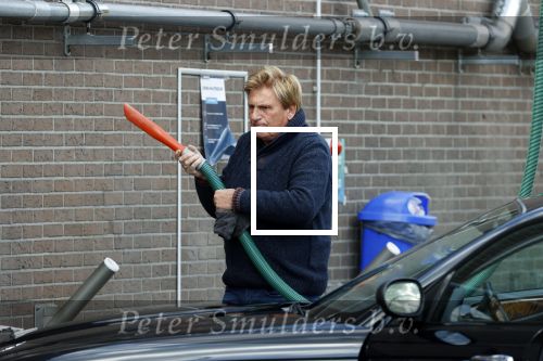 Castricum 11 mei 2020
Henny Huisman is zijn auto ( jaguar) aan het poetsen.