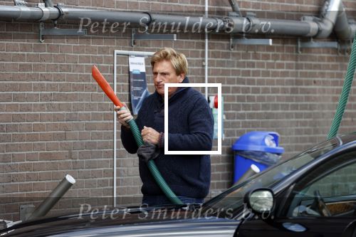 Castricum 11 mei 2020
Henny Huisman is zijn auto ( jaguar) aan het poetsen.