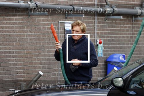 Castricum 11 mei 2020
Henny Huisman is zijn auto ( jaguar) aan het poetsen.