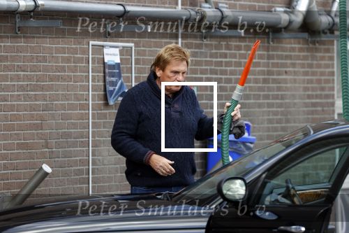 Castricum 11 mei 2020
Henny Huisman is zijn auto ( jaguar) aan het poetsen.