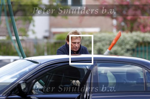 Castricum 11 mei 2020
Henny Huisman is zijn auto ( jaguar) aan het poetsen.