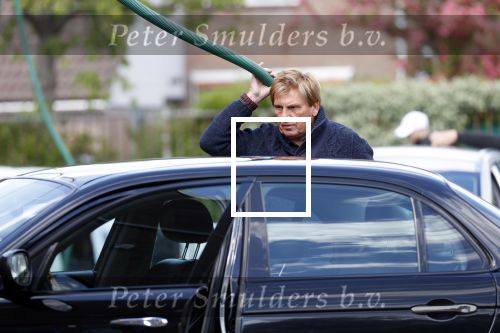 Castricum 11 mei 2020
Henny Huisman is zijn auto ( jaguar) aan het poetsen.
