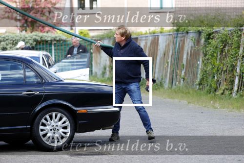Castricum 11 mei 2020
Henny Huisman is zijn auto ( jaguar) aan het poetsen.