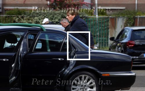 Castricum 11 mei 2020
Henny Huisman is zijn auto ( jaguar) aan het poetsen.