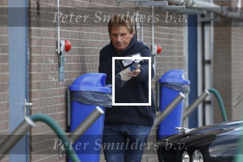 Castricum 11 mei 2020
Henny Huisman is zijn auto ( jaguar) aan het poetsen.