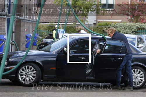 Castricum 11 mei 2020
Henny Huisman is zijn auto ( jaguar) aan het poetsen.