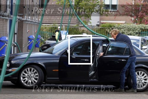Castricum 11 mei 2020
Henny Huisman is zijn auto ( jaguar) aan het poetsen.