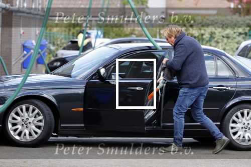 Castricum 11 mei 2020
Henny Huisman is zijn auto ( jaguar) aan het poetsen.