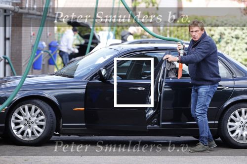 Castricum 11 mei 2020
Henny Huisman is zijn auto ( jaguar) aan het poetsen.