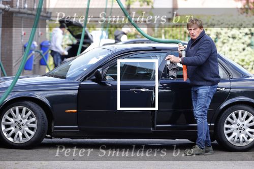 Castricum 11 mei 2020
Henny Huisman is zijn auto ( jaguar) aan het poetsen.