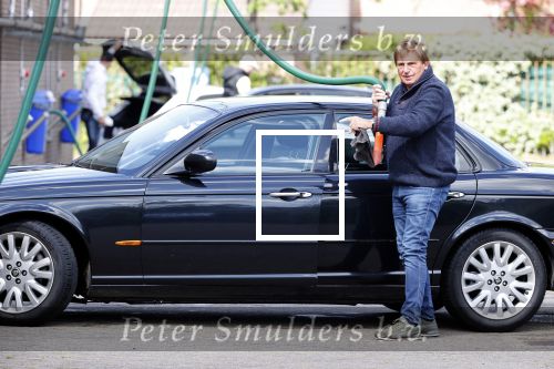 Castricum 11 mei 2020
Henny Huisman is zijn auto ( jaguar) aan het poetsen.