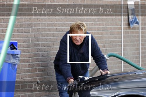 Castricum 11 mei 2020
Henny Huisman is zijn auto ( jaguar) aan het poetsen.