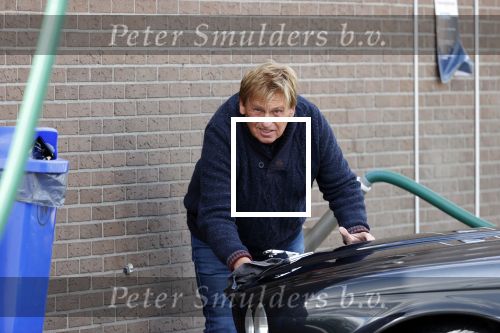 Castricum 11 mei 2020
Henny Huisman is zijn auto ( jaguar) aan het poetsen.
