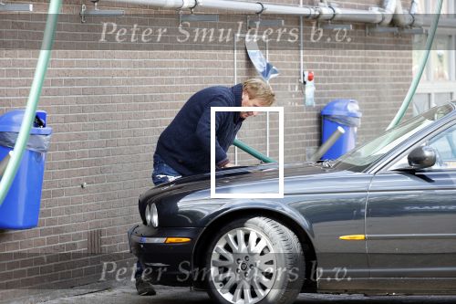 Castricum 11 mei 2020
Henny Huisman is zijn auto ( jaguar) aan het poetsen.