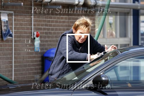 Castricum 11 mei 2020
Henny Huisman is zijn auto ( jaguar) aan het poetsen.