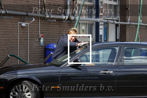 Castricum 11 mei 2020
Henny Huisman is zijn auto ( jaguar) aan het poetsen.