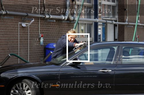 Castricum 11 mei 2020
Henny Huisman is zijn auto ( jaguar) aan het poetsen.