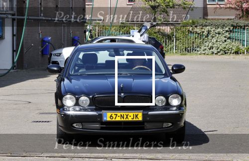 Castricum 11 mei 2020
Henny Huisman is zijn auto ( jaguar) aan het poetsen.