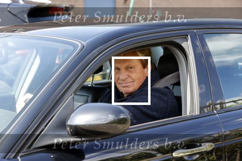 Castricum 11 mei 2020
Henny Huisman is zijn auto ( jaguar) aan het poetsen.