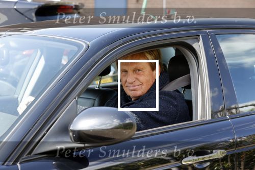 Castricum 11 mei 2020
Henny Huisman is zijn auto ( jaguar) aan het poetsen.