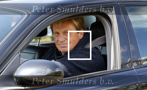 Castricum 11 mei 2020
Henny Huisman is zijn auto ( jaguar) aan het poetsen.