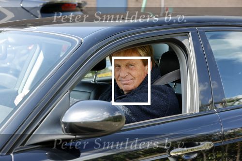Castricum 11 mei 2020
Henny Huisman is zijn auto ( jaguar) aan het poetsen.