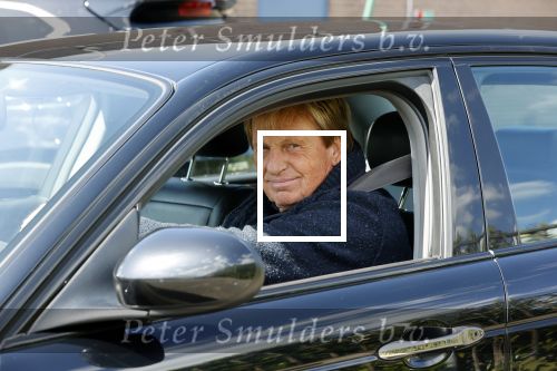 Castricum 11 mei 2020
Henny Huisman is zijn auto ( jaguar) aan het poetsen.