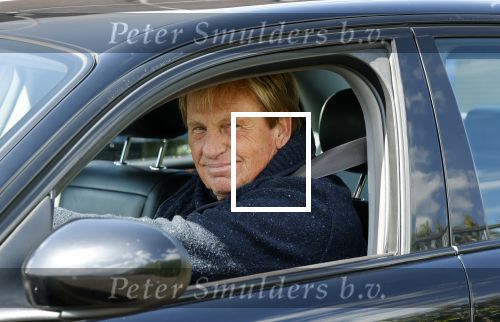 Castricum 11 mei 2020
Henny Huisman is zijn auto ( jaguar) aan het poetsen.