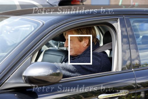 Castricum 11 mei 2020
Henny Huisman is zijn auto ( jaguar) aan het poetsen.