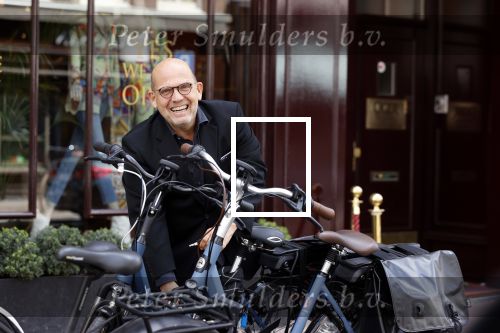 Amsterdam 23 mei 2020
Jaap v Zweden op de fiets op de pc Hooftstraat.