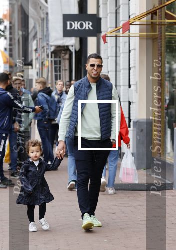 Amsterdam 6 jun i 2020
Jalal Oba met zijn dochter Lina op de pc hooftstraat