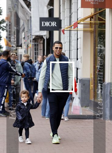 Amsterdam 6 jun i 2020
Jalal Oba met zijn dochter Lina op de pc hooftstraat