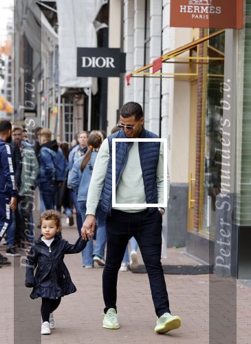 Amsterdam 6 jun i 2020
Jalal Oba met zijn dochter Lina op de pc hooftstraat