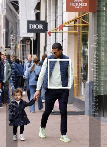 Amsterdam 6 jun i 2020
Jalal Oba met zijn dochter Lina op de pc hooftstraat