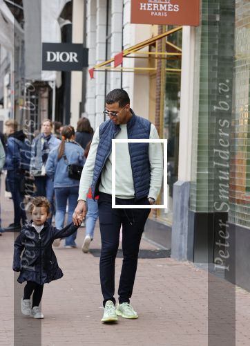 Amsterdam 6 jun i 2020
Jalal Oba met zijn dochter Lina op de pc hooftstraat