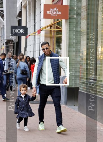 Amsterdam 6 jun i 2020
Jalal Oba met zijn dochter Lina op de pc hooftstraat